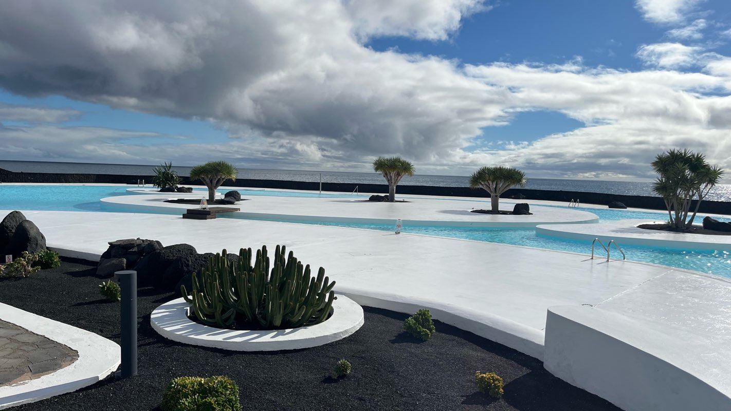 walking near me in Parque Gran Hotel Arrecife in winter