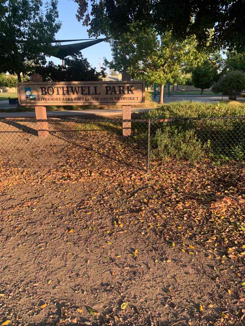 walking near me in Bothwell Park in summer