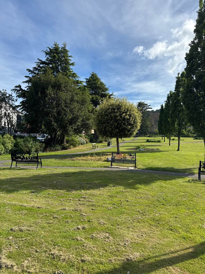walking near me in Queens Gardens in summer