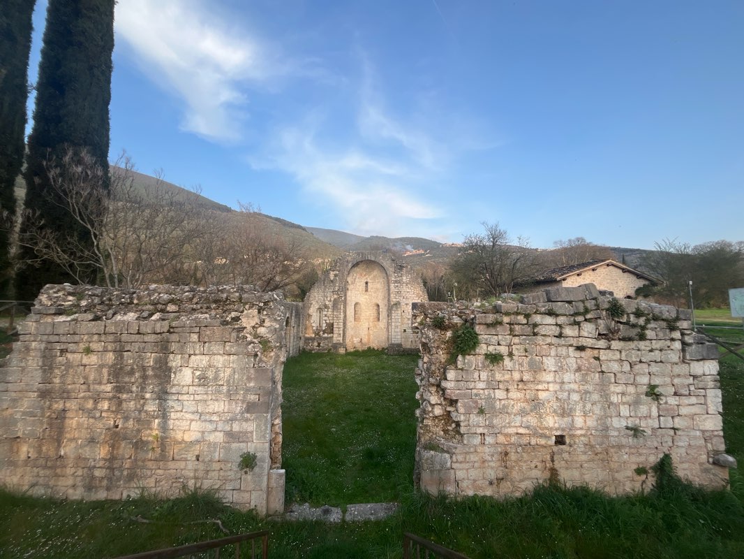 walking near me in Fonti del Clitunno in spring