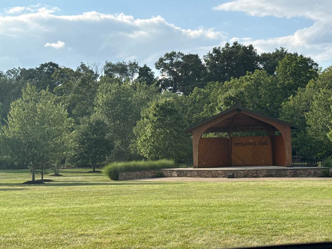 walking near me in Ontelaunee Park in autumn