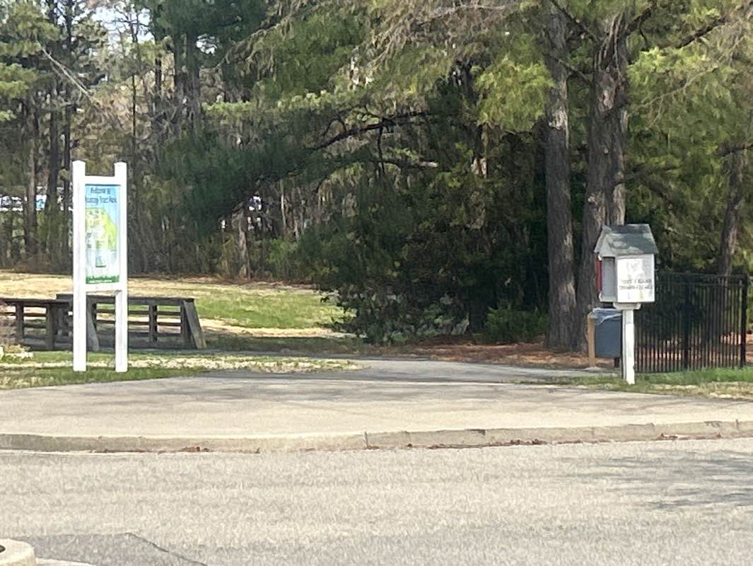 walking near me in Pouncey Tract Park in spring