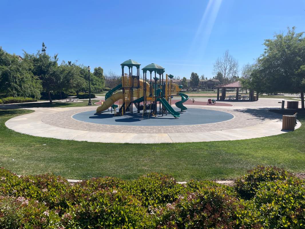 walking near me in Mel Vincent Park in spring
