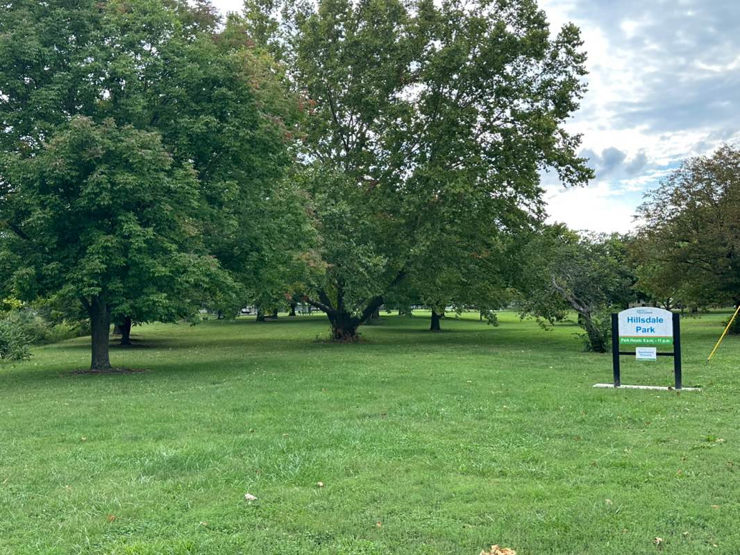 walking near me in Hillsdale Park in autumn