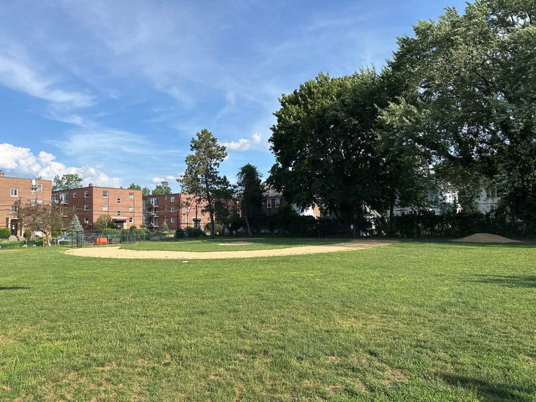 walking near me in Lincoln Park in summer