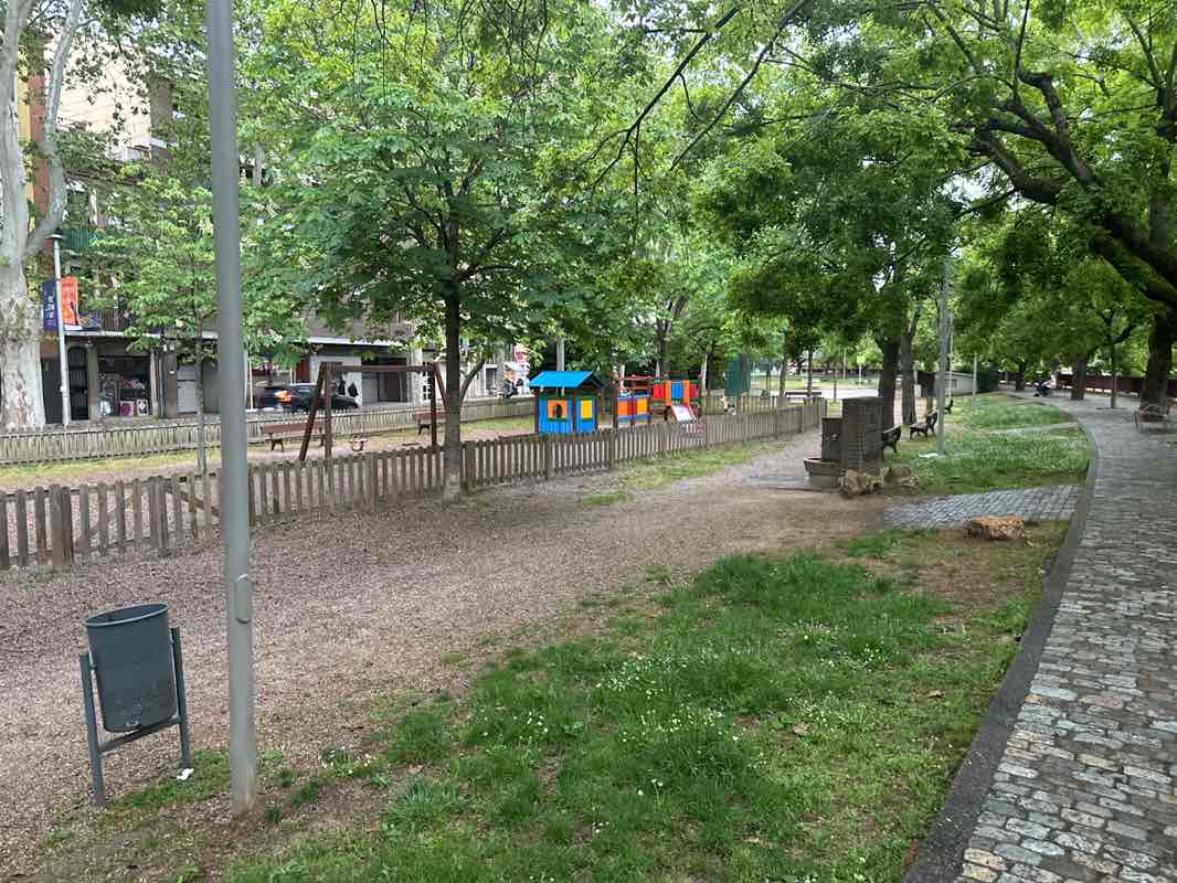 walking near me in Jardins de Pablo García Cortés in spring