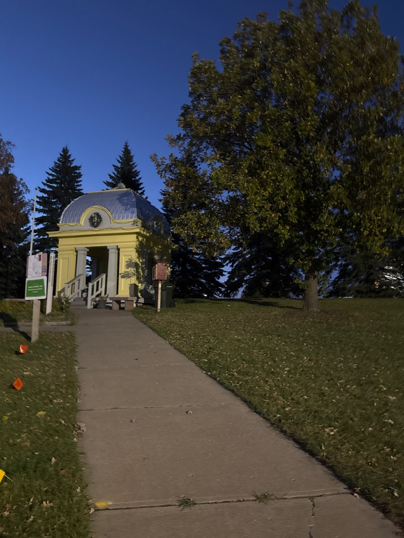 walking near me in Zonta Park in autumn