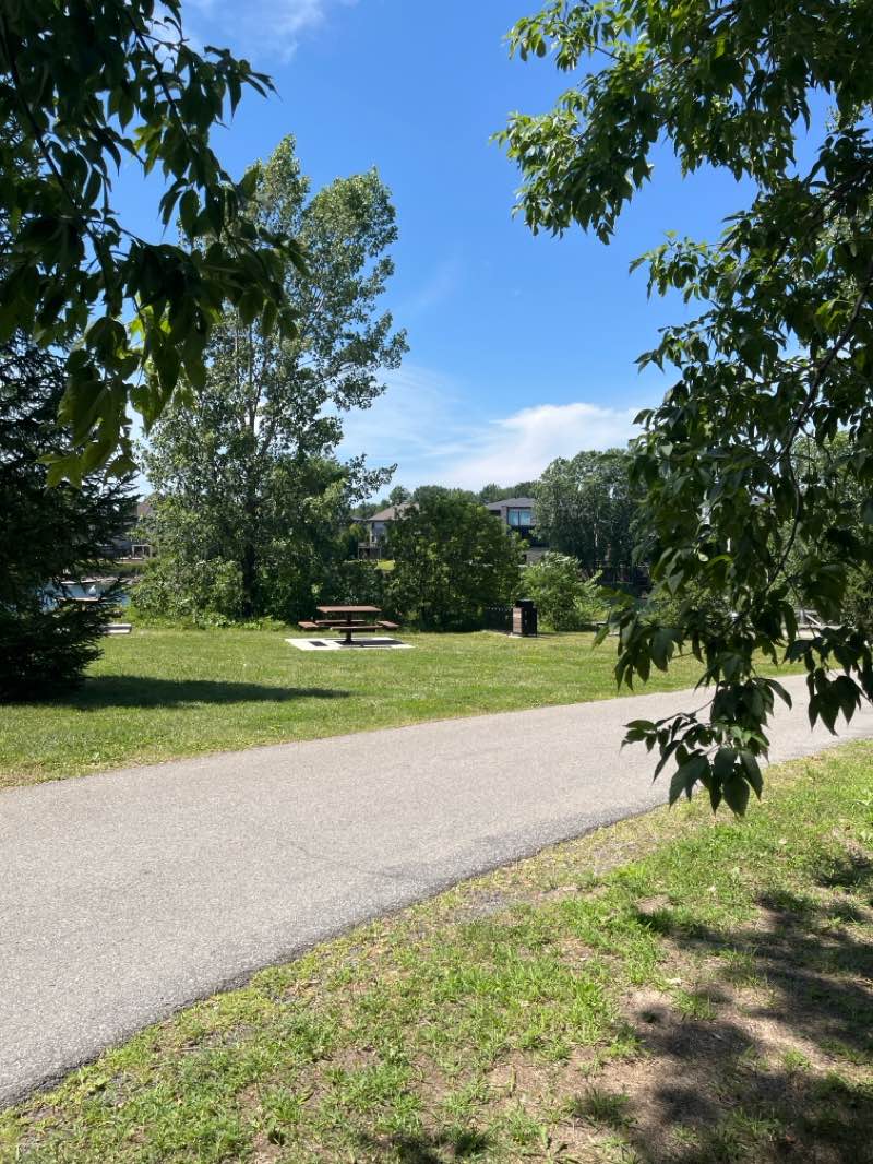 walking near me in Parc des Méandres in summer