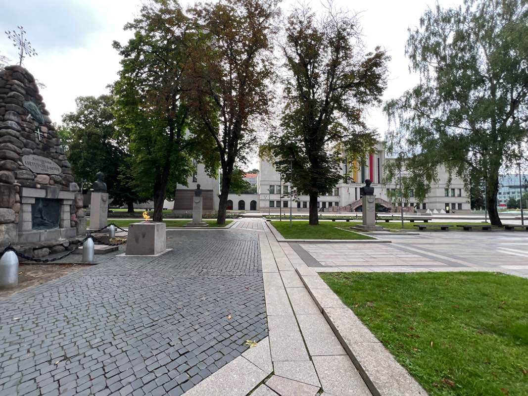 walking near me in Karo muziejaus sodelis in autumn