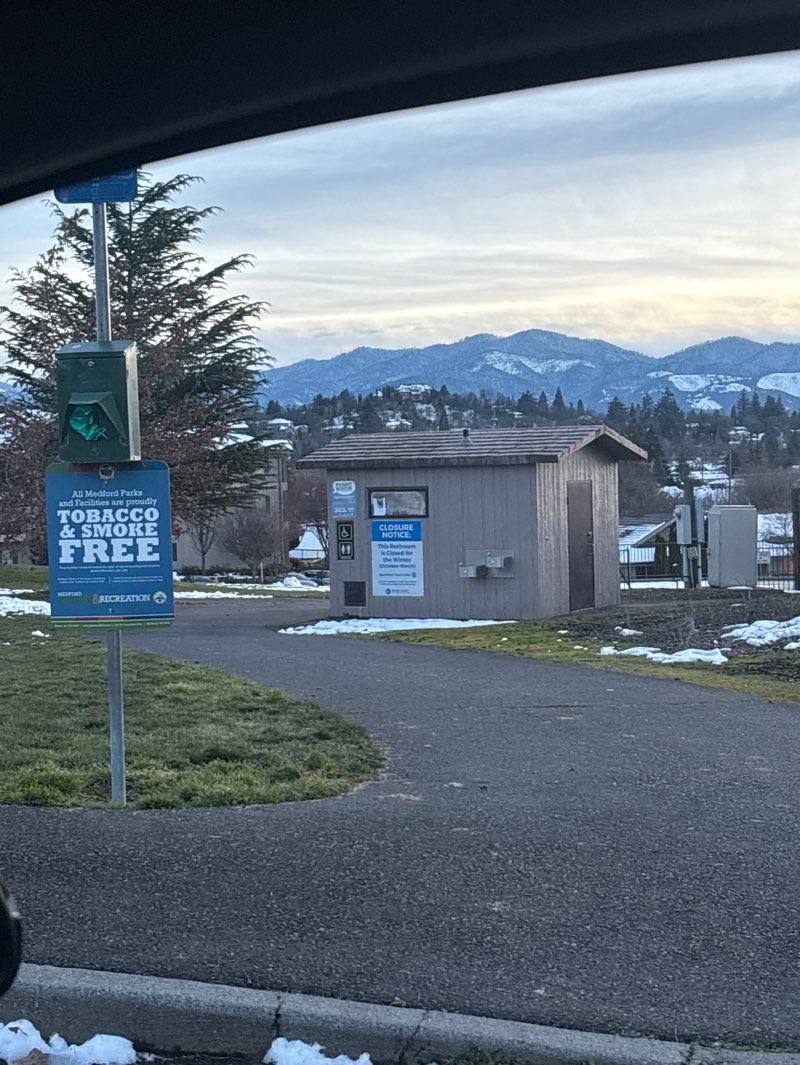 walking near me in Lone Pine Park in winter