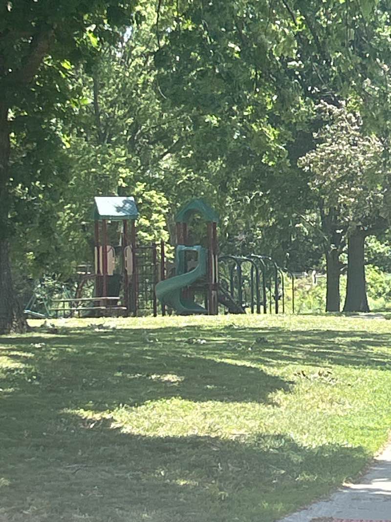 walking near me in Oak Grove Park in summer