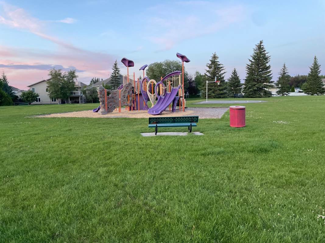 walking near me in Coloniale Park in summer