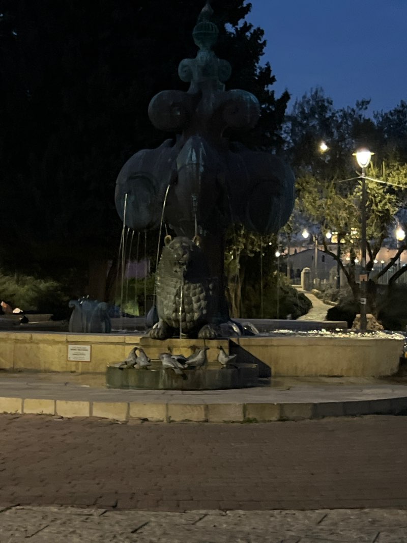 walking near me in Park Gideon in spring