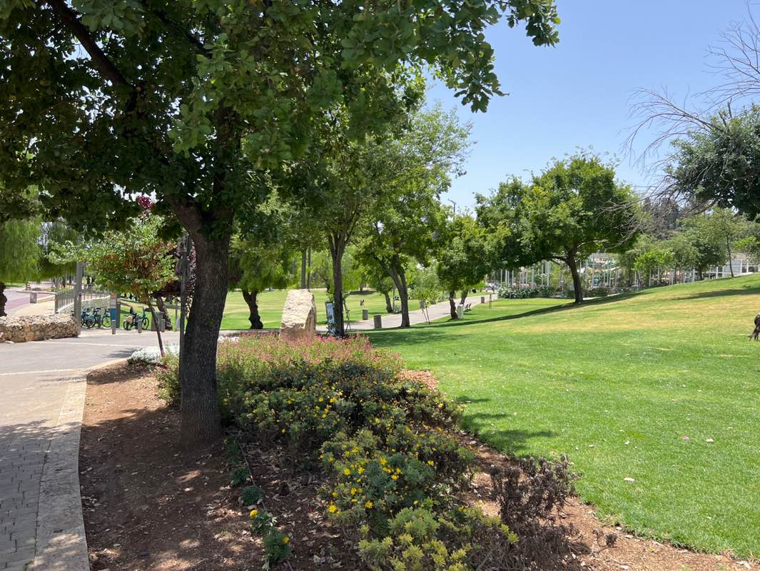 walking near me in Sakker Garden in spring