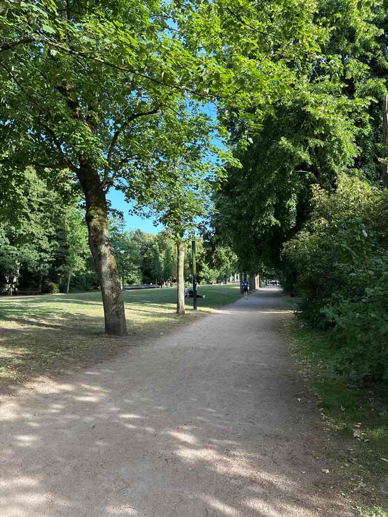 walking near me in Koning Albertpark in summer