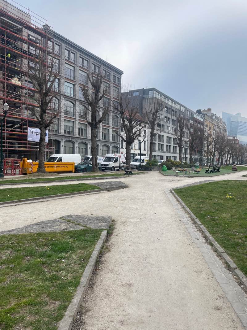 walking near me in Quai au Foin - Hooikaai in spring