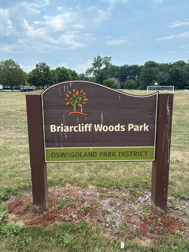walking near me in Briarcliff Woods Park and Lake in summer