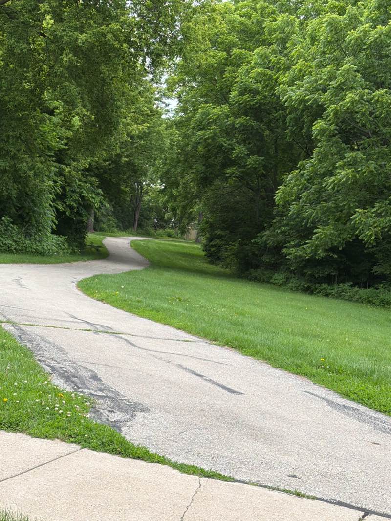 walking near me in Oak Creek Parkway in summer