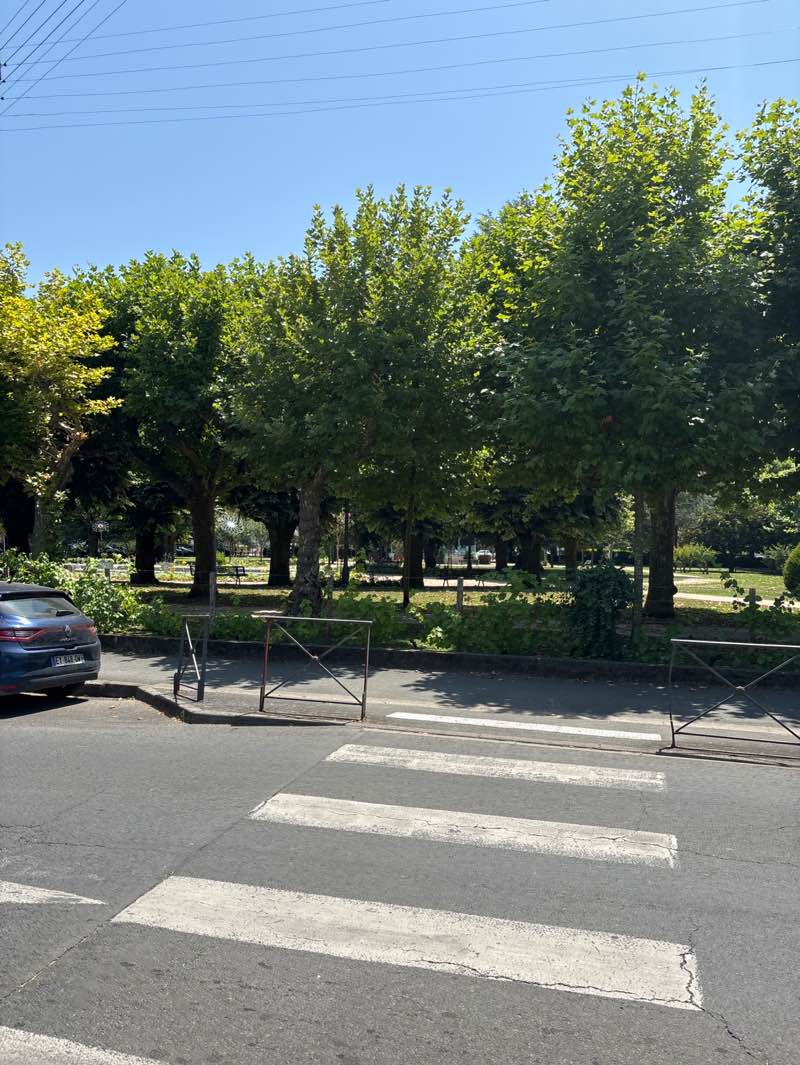 walking near me in Jardin Perdoux in summer
