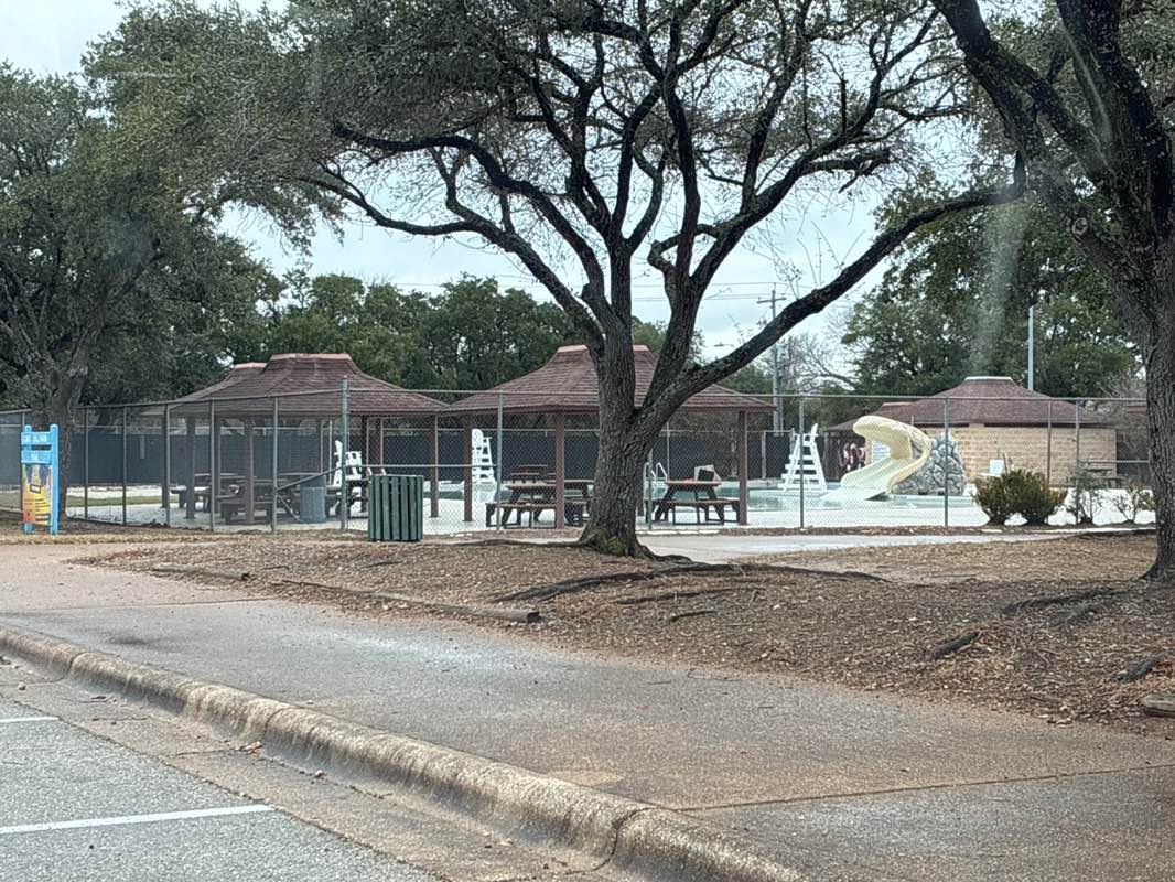 walking near me in Southwood Park in winter