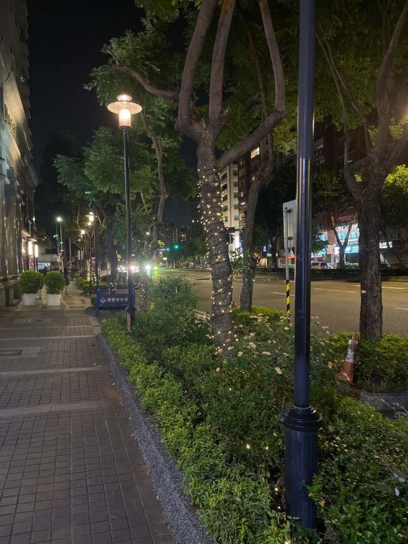walking near me in Chengde Park in winter