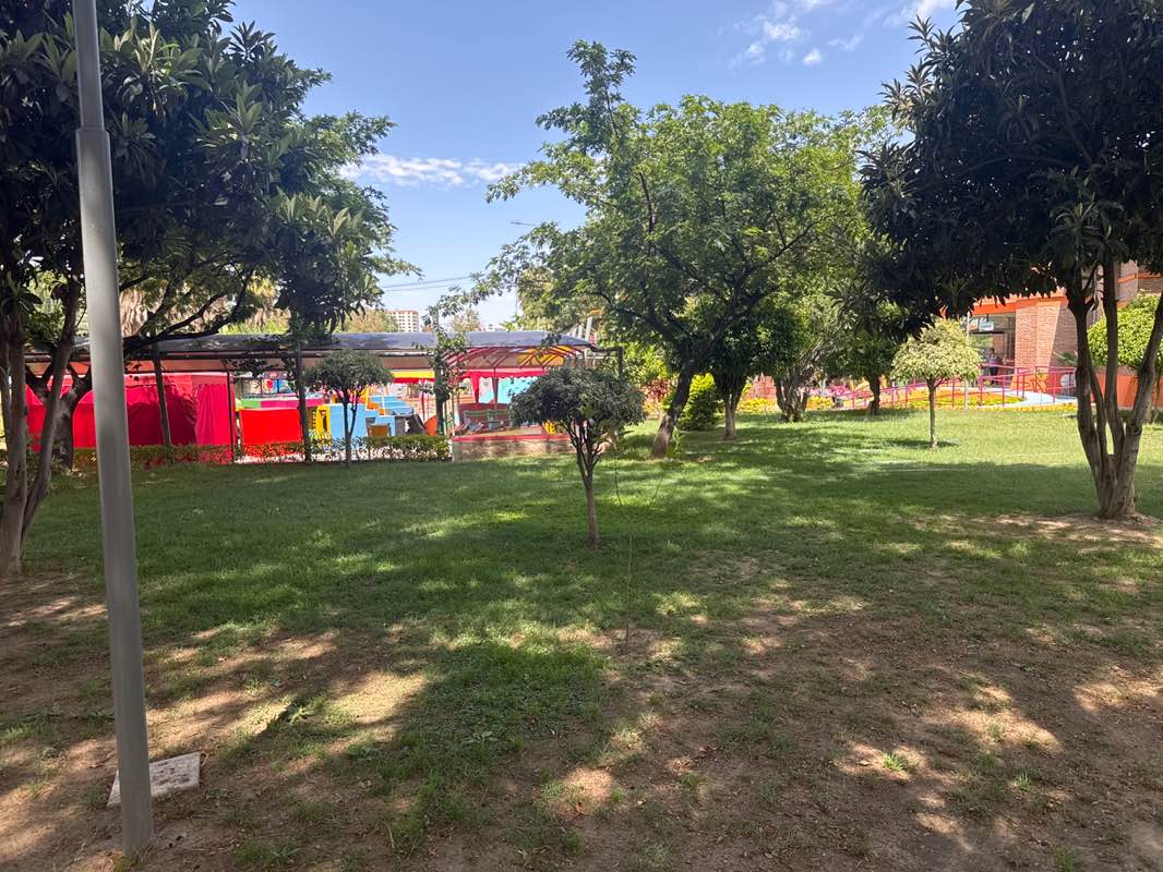 walking near me in Parque de la Autonomía in spring