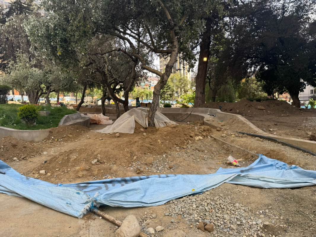 walking near me in Plaza Bolivia in spring