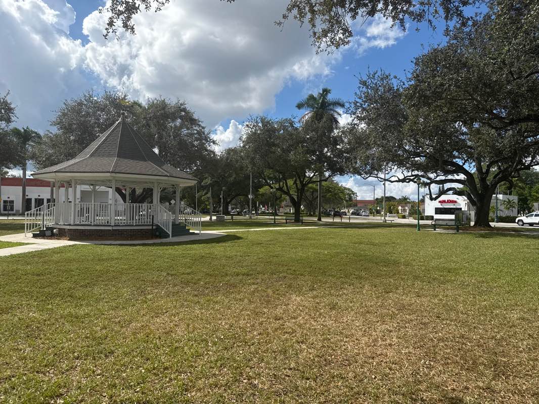 walking near me in Circle Park in autumn