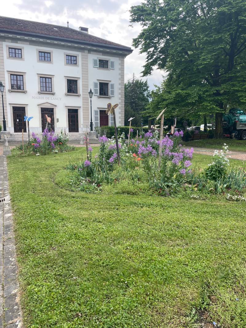 walking near me in Parc de la Mairie-de-Lancy in spring