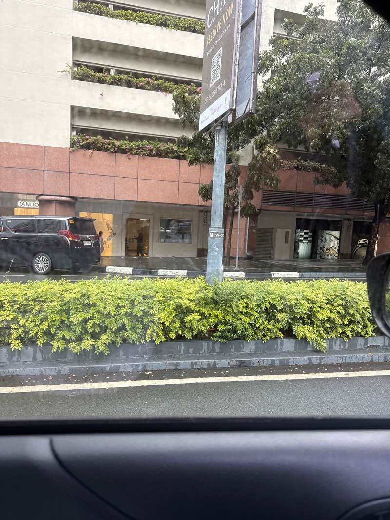 walking near me in Glorietta 3 Park in autumn