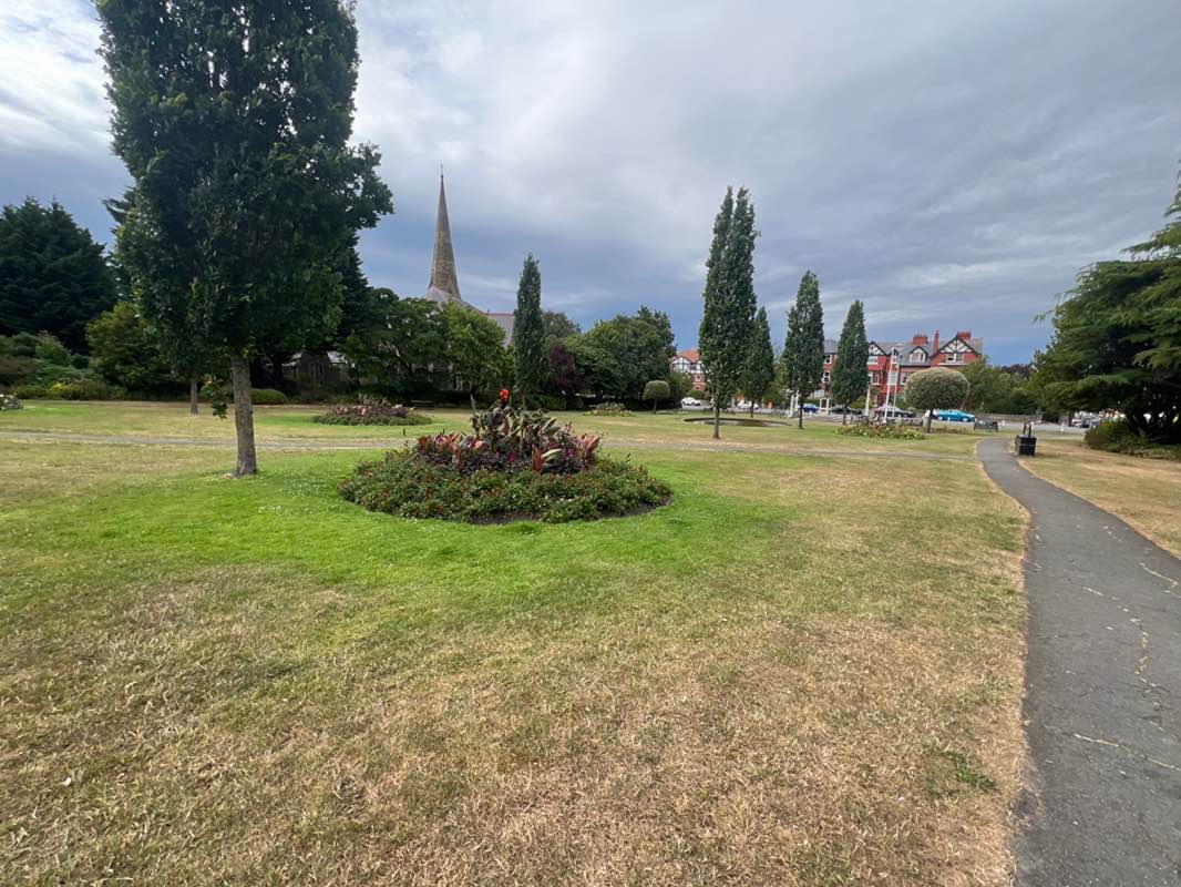 walking near me in Queens Gardens in summer