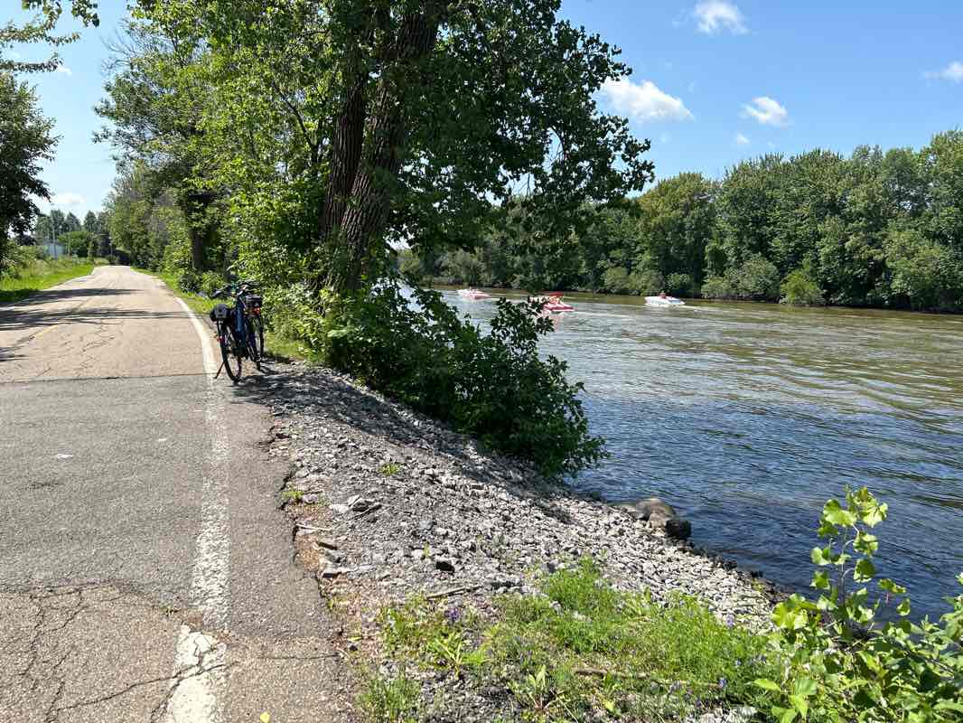 walking near me in Carré Royal in winter