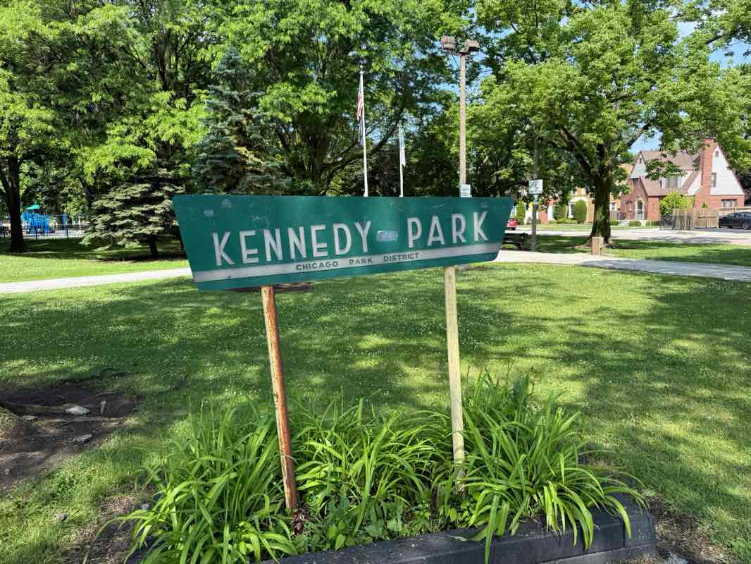 walking near me in Hart Park in summer