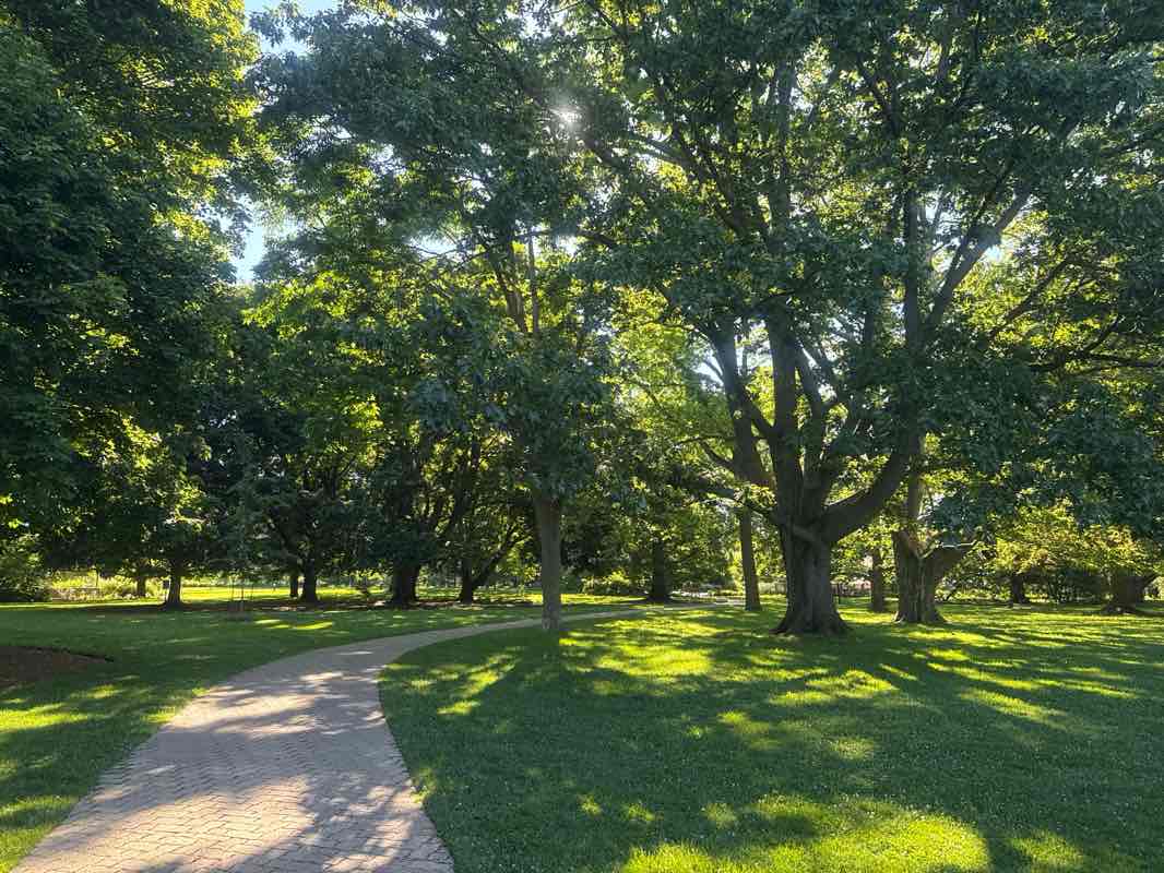 walking near me in Niagara Parks Botanical Gardens in summer