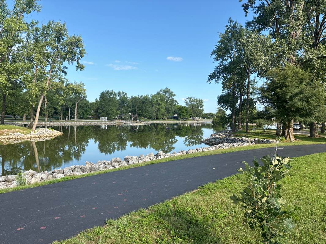 walking near me in Richwood Lake Park in summer