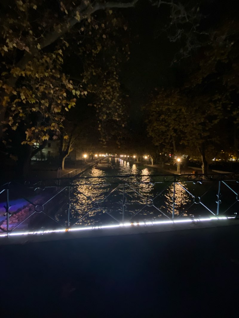 walking near me in Square des Hirondelles in winter