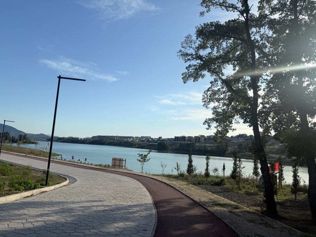 walking near me in Parku Helen in autumn