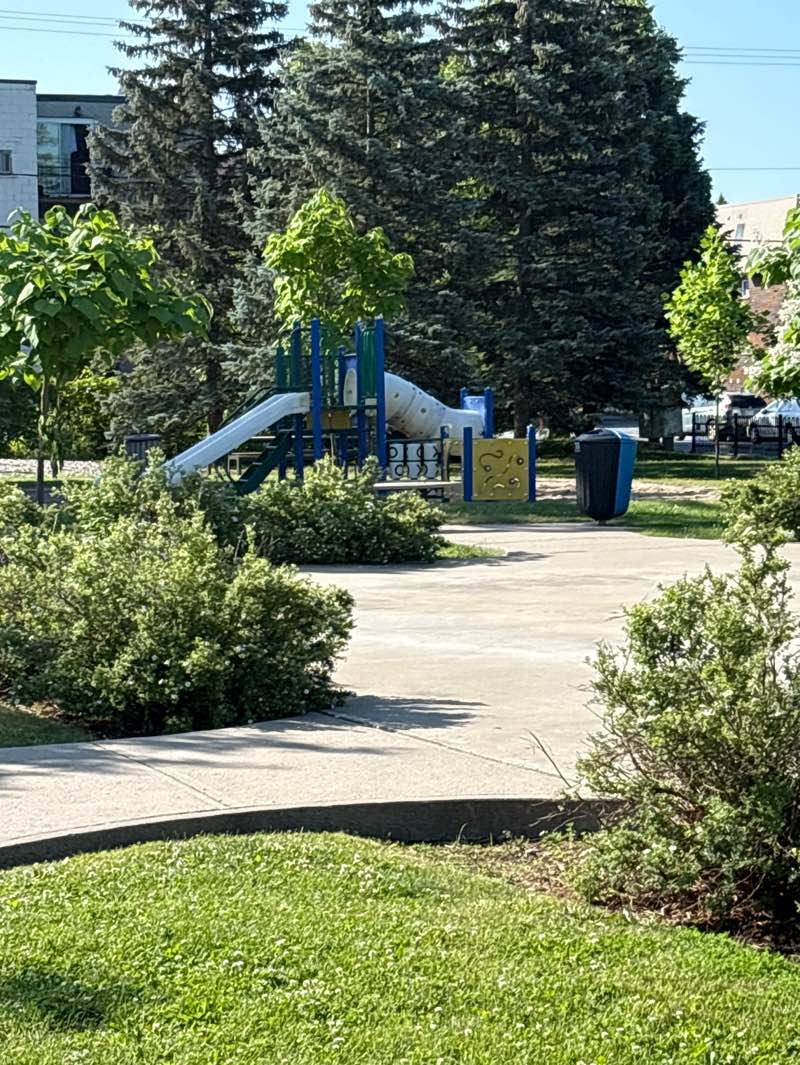 walking near me in Parc Aumont in summer