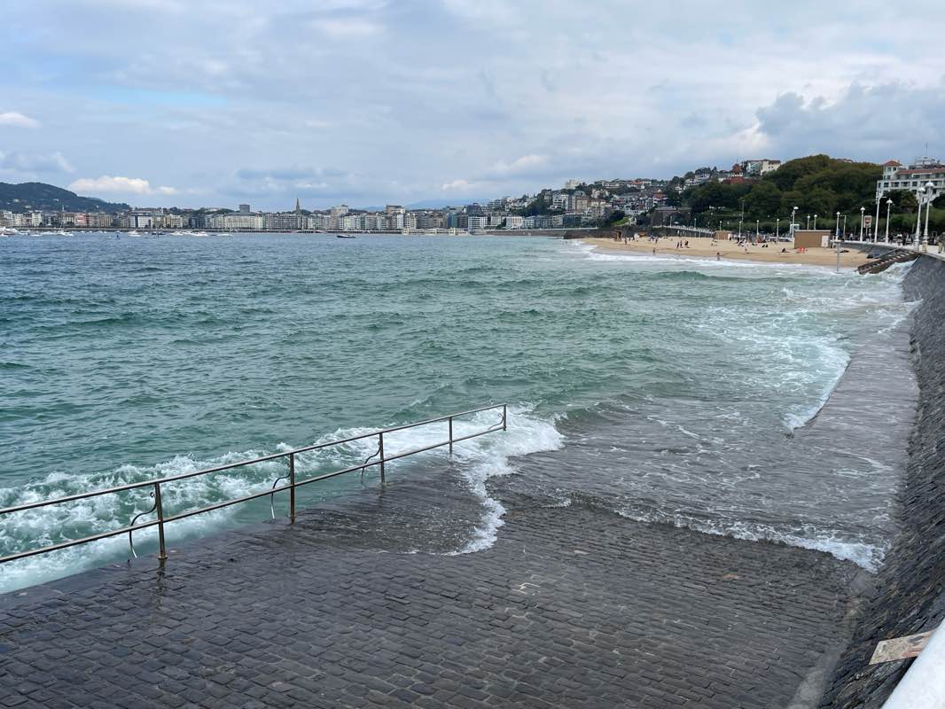 walking near me in Zubimusu parkea in winter