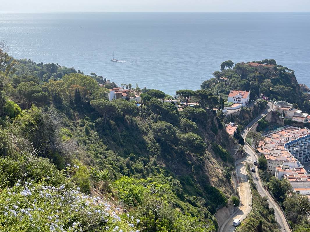 walking near me in Parc de la Mina Cristal·lina in summer