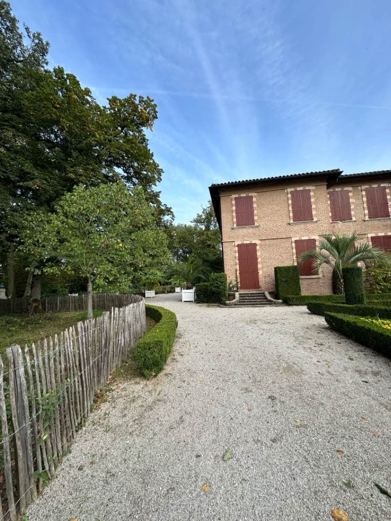 walking near me in Parc Castelnau in winter