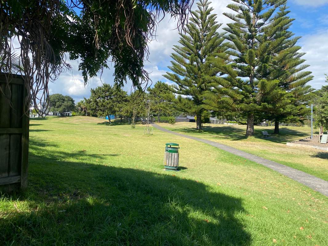 walking near me in Berescourt Reserve in autumn