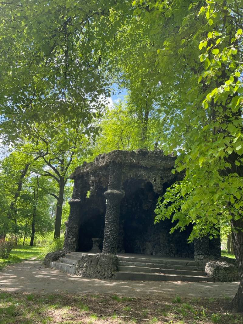 walking near me in Park Helenów in spring