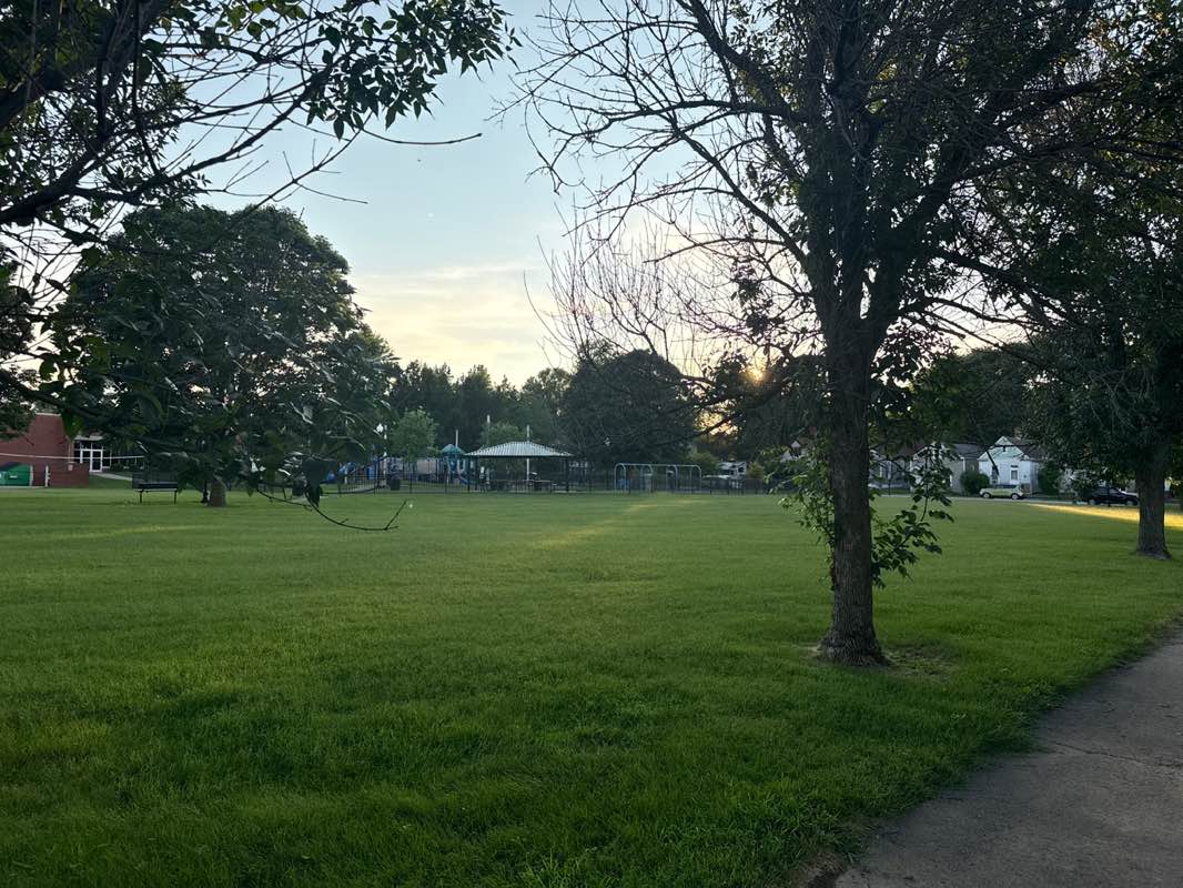 walking near me in Ritter Park in summer