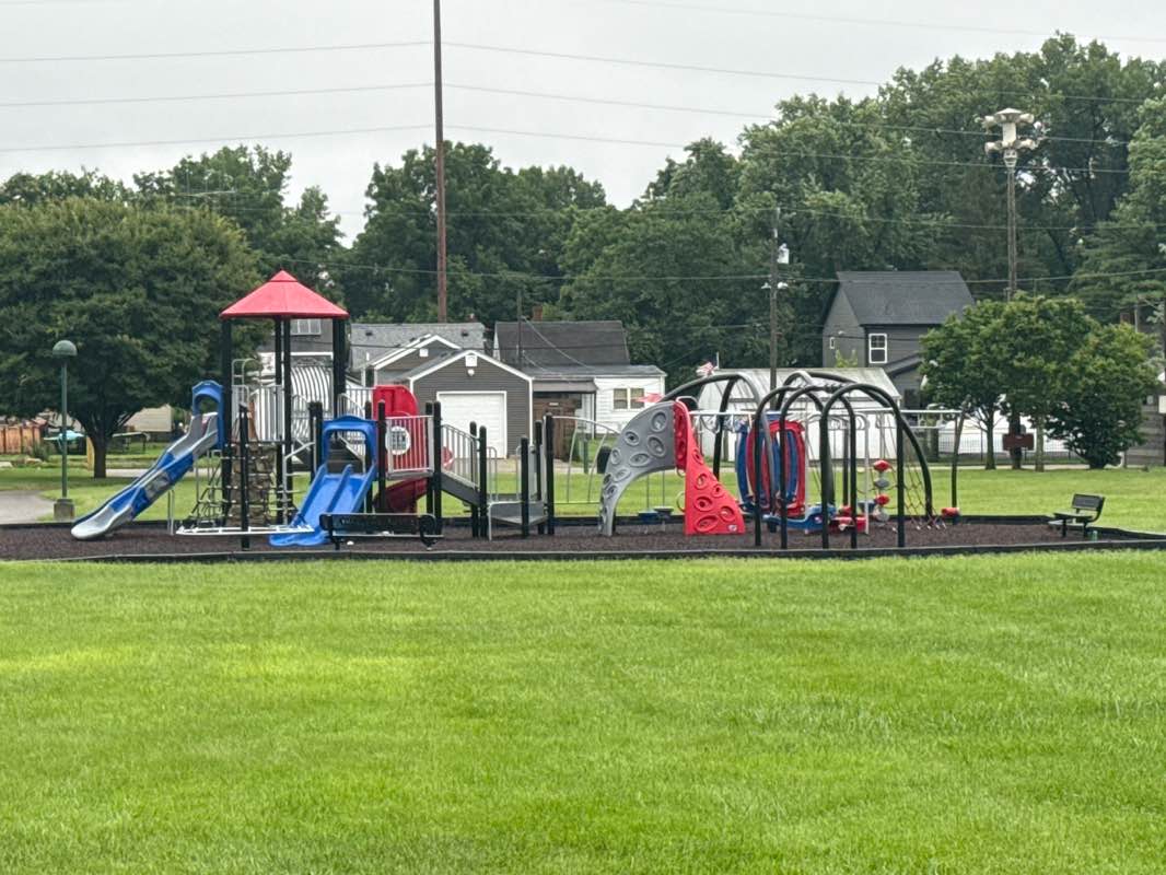 walking near me in Bicknell Park in summer