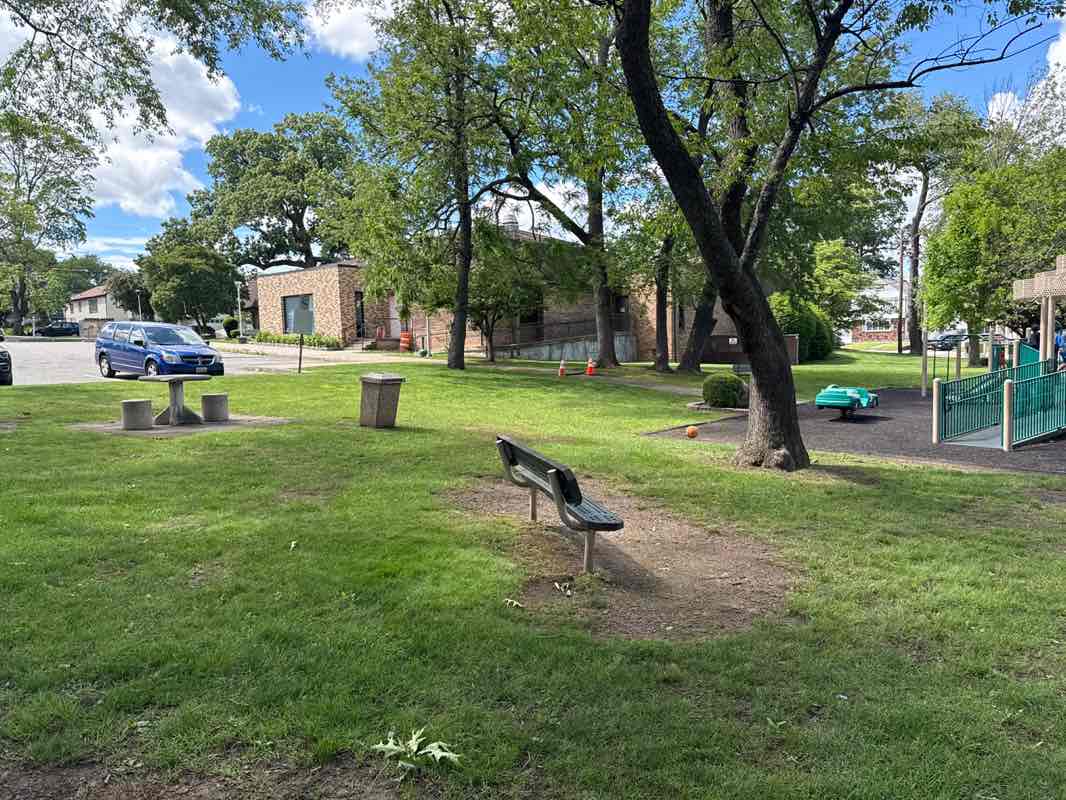 walking near me in Chelsea Memorial Park in spring