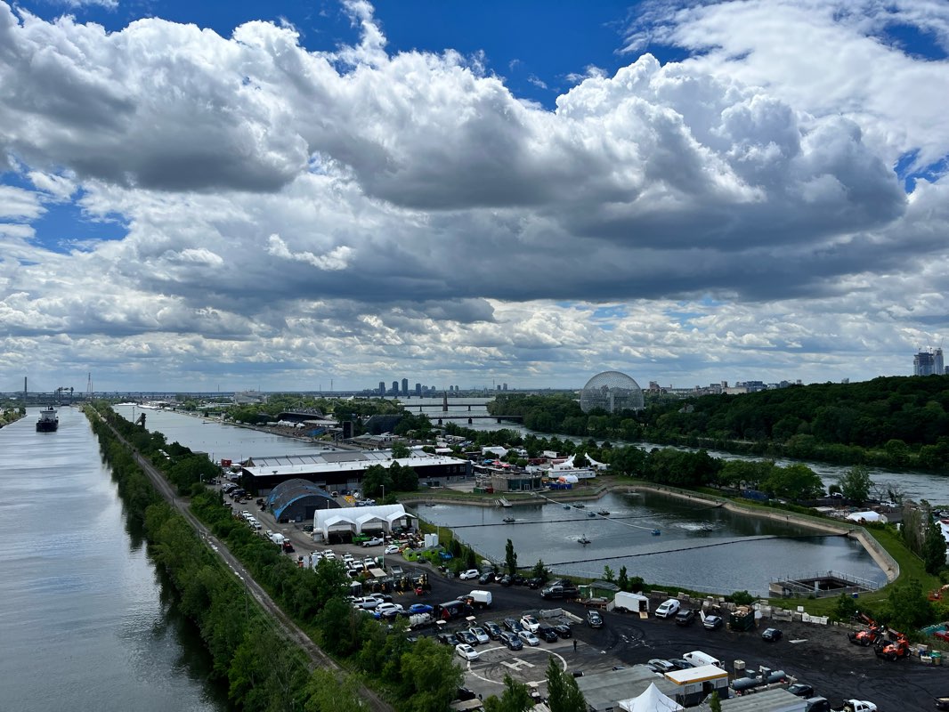 walking near me in Parc Riverside in winter