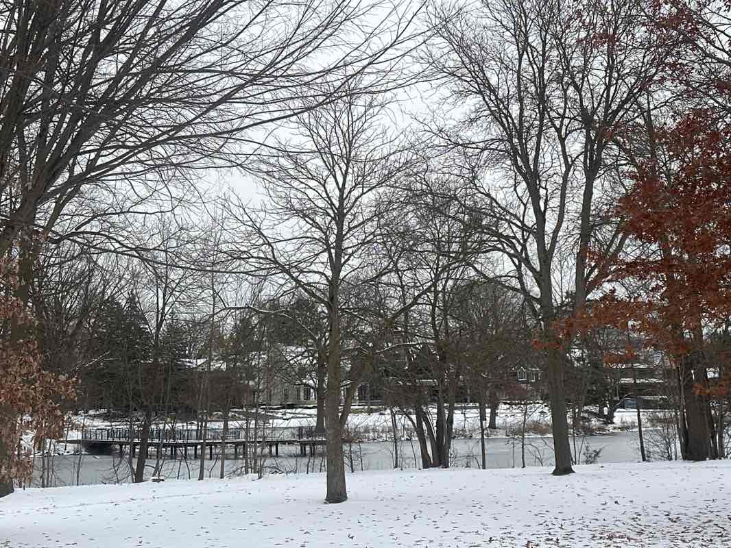 walking near me in Quarton Lake Park in winter