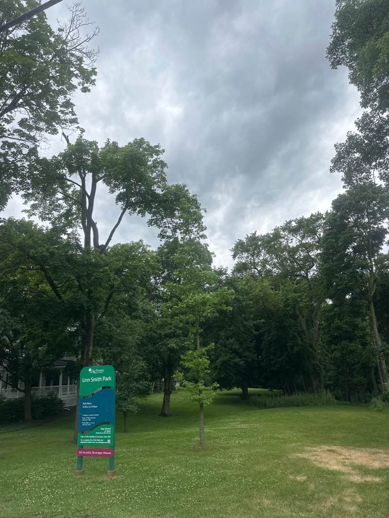 walking near me in Linn-Smith Park in summer