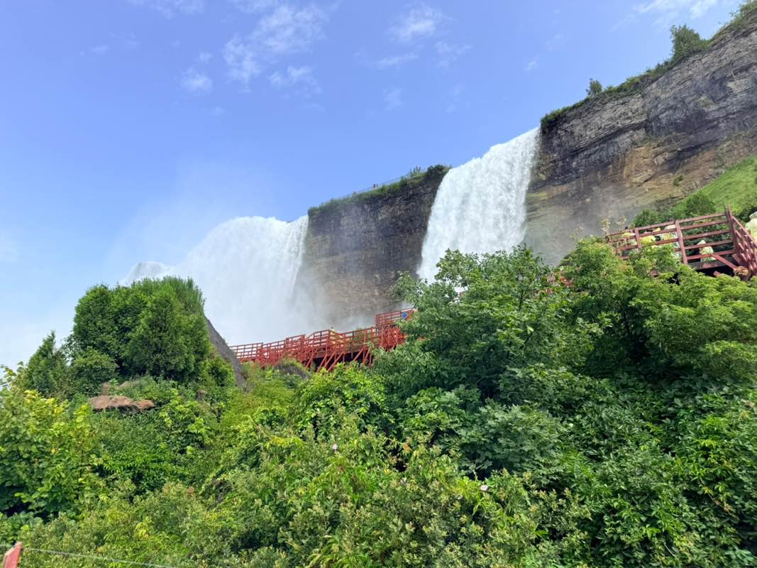 walking near me in Niagara Falls State Park in summer